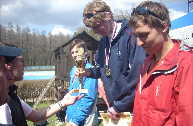 Stupně vítězů hlavního závodu na 10 km, zleva Dušan Podroužek, vítěz Jiří Čivrný ml. a Jan Fryc.